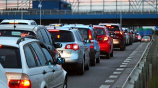 Wolbórz: Kamper uderzył w bariery na S8. Były utrudnienia