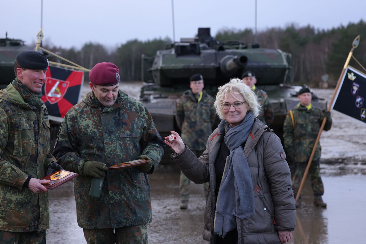 Christine Lambrecht w czasie wizyty w bazie wojskowej w Niemczech