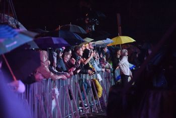 Zielona Góra: Varius Manx i Kasia Stankiewicz na winobraniowej scenie... Publiczność w strugach deszczu