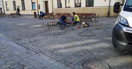 Naprawiają niedawno przebudowany deptak