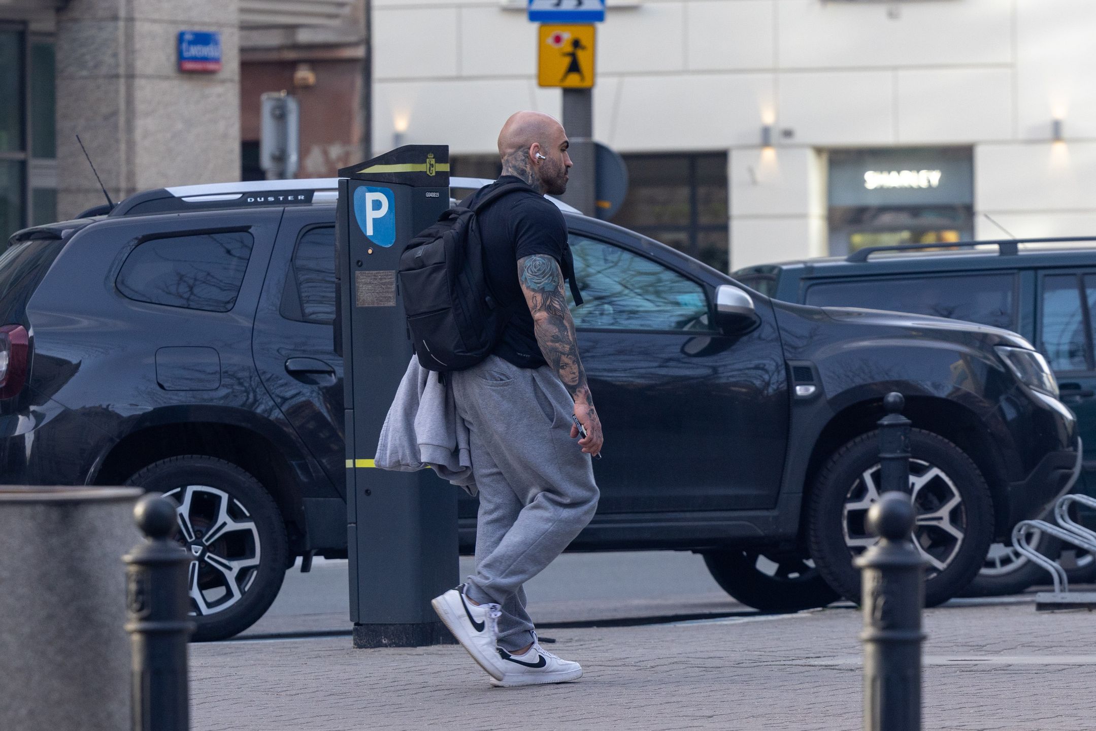 Samotny Akop Szostak na mieście