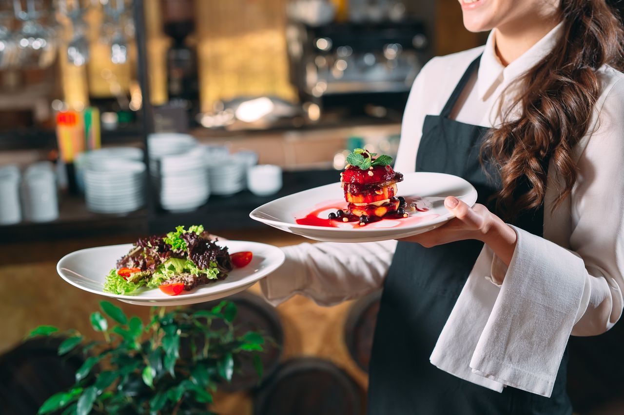 Praca sezonowa w Toruniu. Gastronomia, budowy, handel szukają chętnych