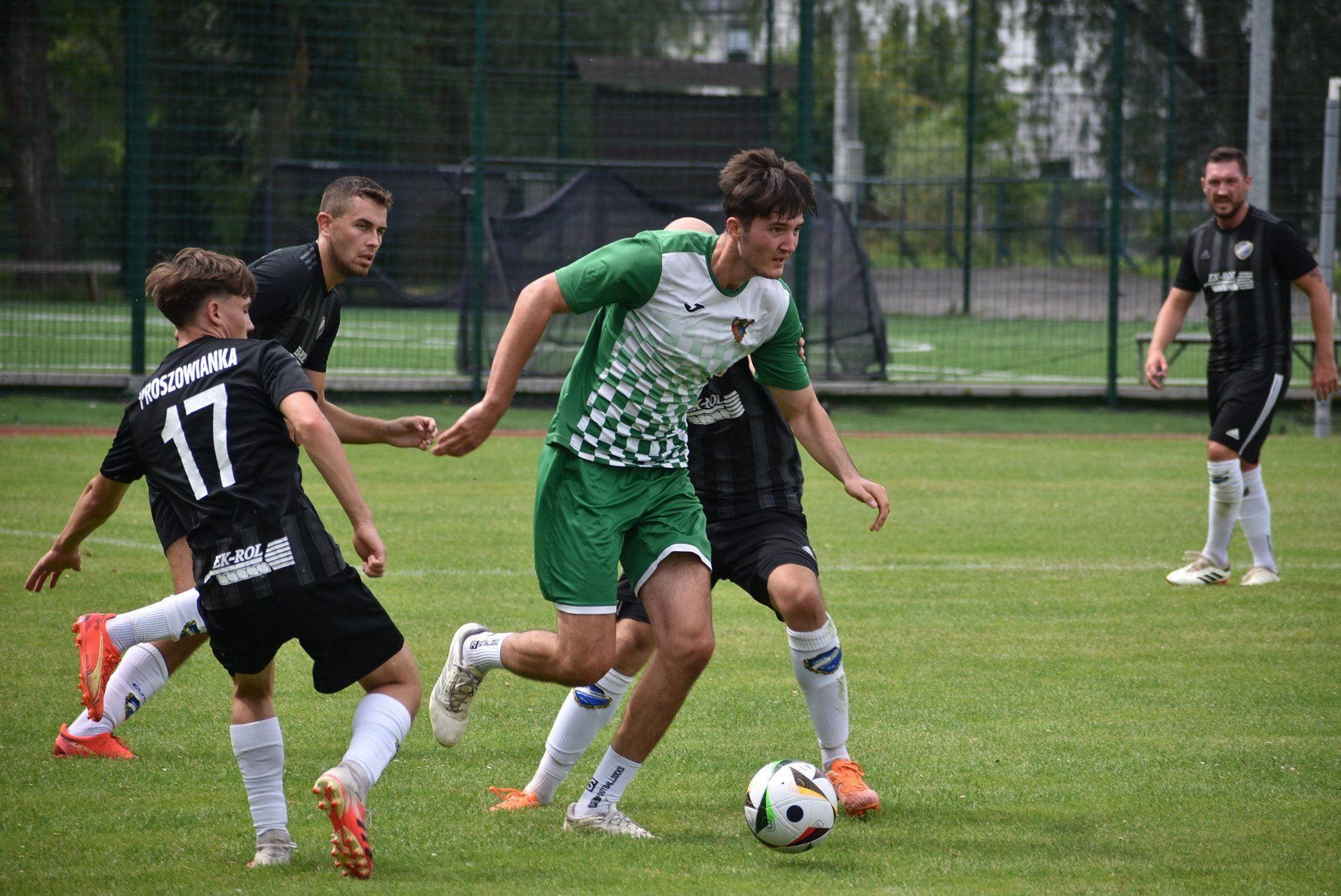 W meczu kontrolnym Proszowianka (czarne stroje) zremisowała z Wiarusami Igołomia 1:1.