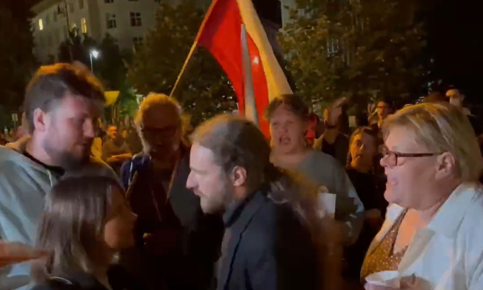 Emocje pod Sejmem. Poseł Dobromir Sośnierz zaatakowany 