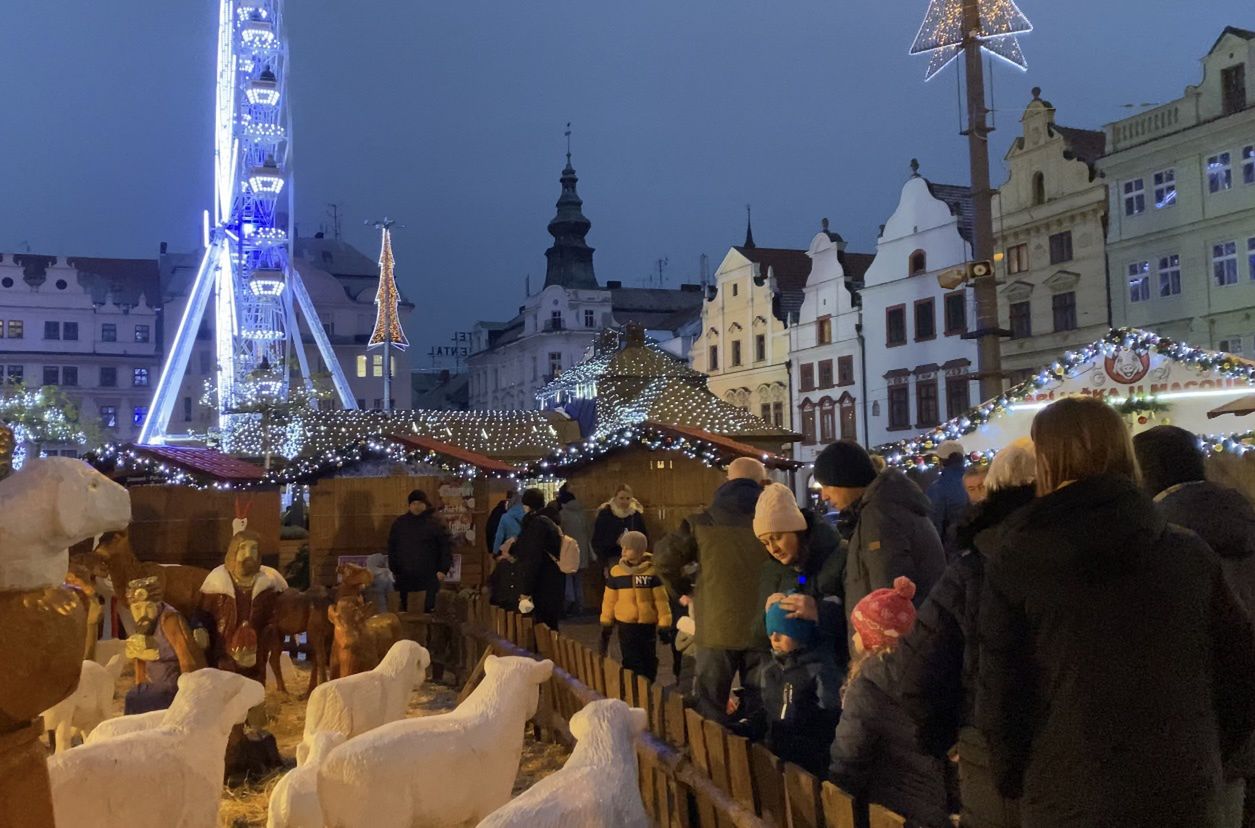 Tłumy turystów na jarmarku świątecznym w Pilznie. "Ludzie chcą się cieszyć atmosferą świąt"