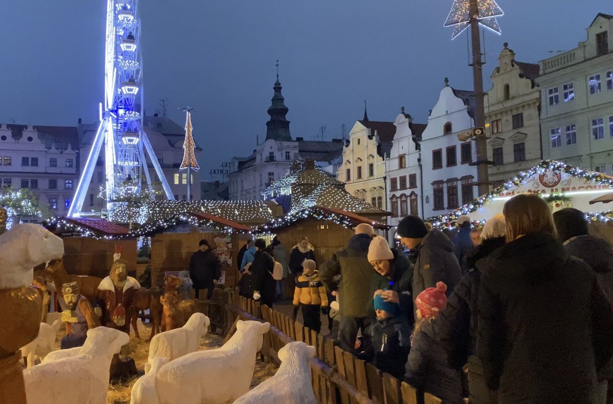 W miniony weekend po placu Náměstí Republiky w Pilznie spacerowały tłumy turystów 