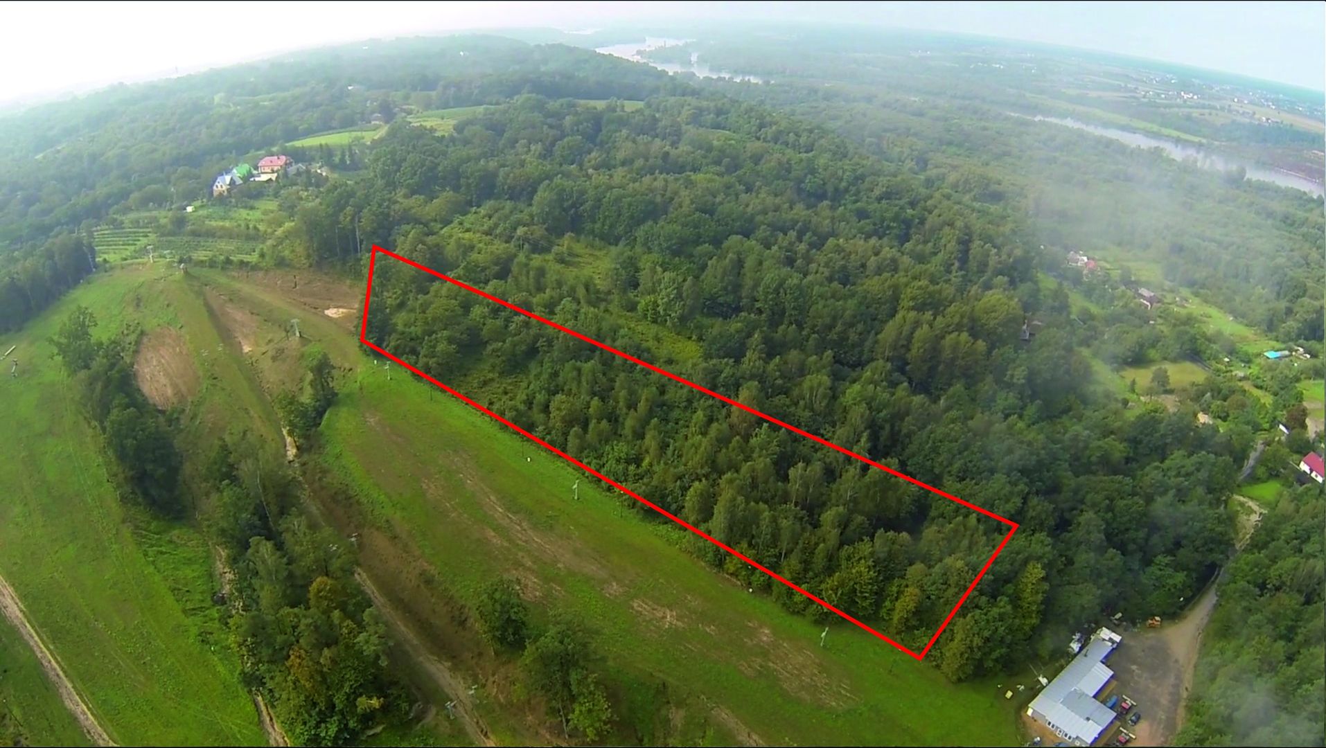 Zdjęcie przedstawiające działkę, na której wyraźnie widać, że znajdowały się wcześniej drzewa