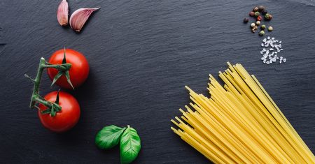 Surowy makaron spaghetti wzbogacony w proteiny