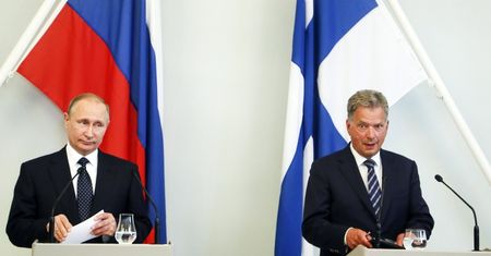 A tymczasem w Finlandii… Putin robi miny i rzuca spojrzeniami na konferencji z prezydentem (ZDJĘCIA)