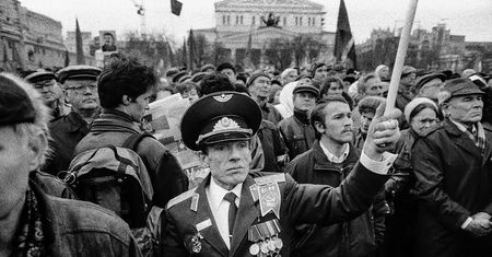Zaginione zdjęcia z upadku kultu ZSRR odnalezione. Tak wyglądał przewrót w Rosji