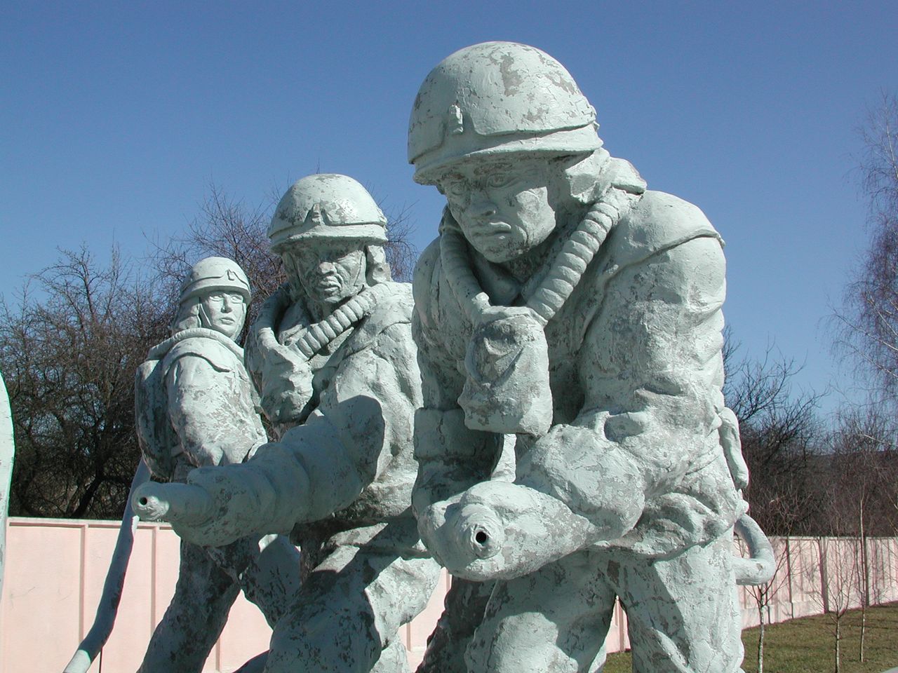 Serial Czarnobyl opowiada m.in. o losach likwidatorów. Na zdjęciu fragment poświęconego im pomnika