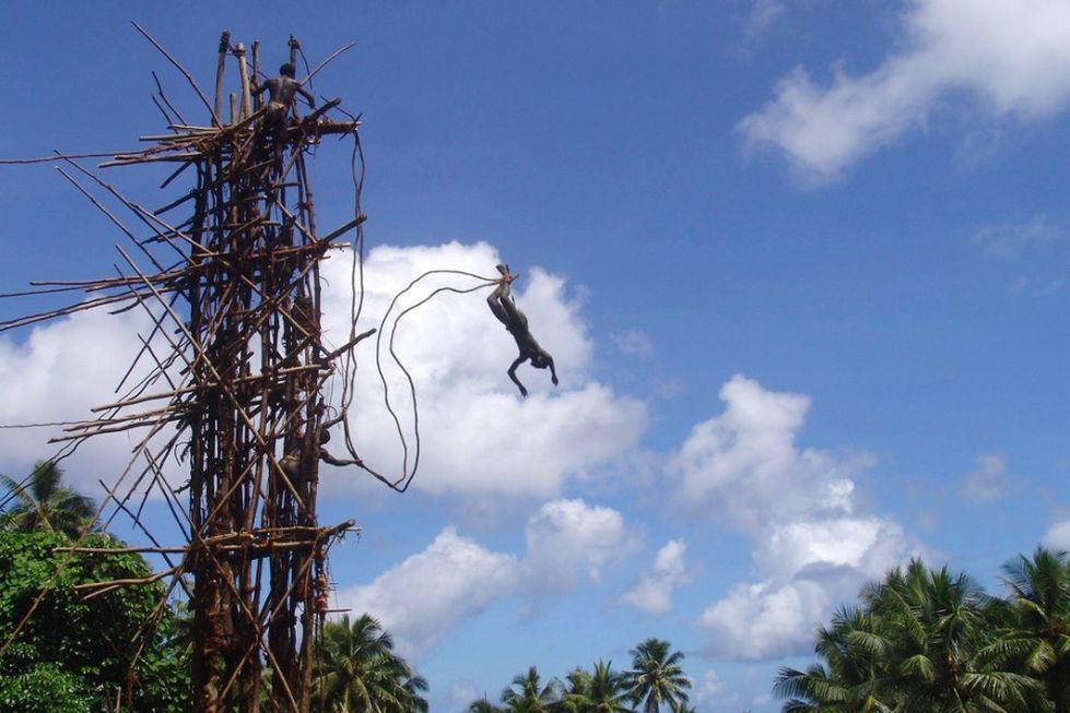 Prawdziwe skoki na bungee. Tak robią to ci, którzy wymyślili ten sport!