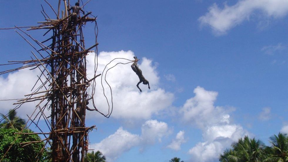 Prawdziwe skoki na bungee. Tak robią to ci, którzy wymyślili ten sport! 1
