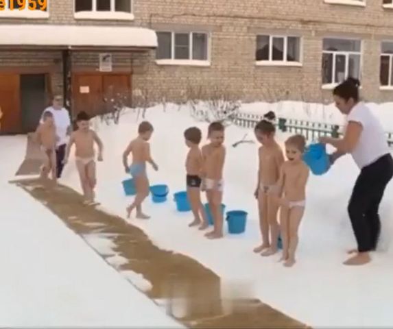 Dzieci boso biegają w zaspach śniegu. Tak hartuje się najmłodszych w rosyjskim przedszkolu