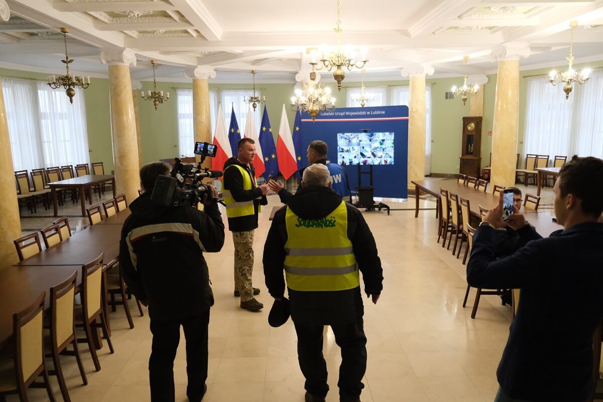Rolnicy wtargnęli do Sali Kolumnowej w poszukiwania krzyża