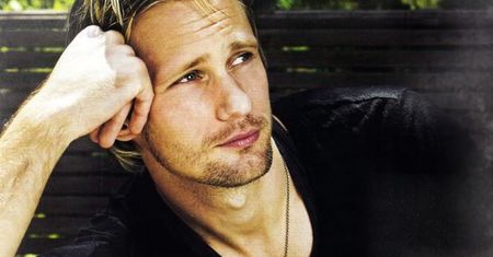"Czysta krew": Alexander Skarsgard chłepce krew, a tata patrzy