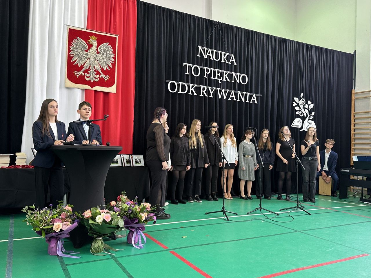 Wieluń: Dzień Edukacji w II LO. Przekazanie sztandaru, zmiana władzy w samorządzie i podziękowania dla uczniów