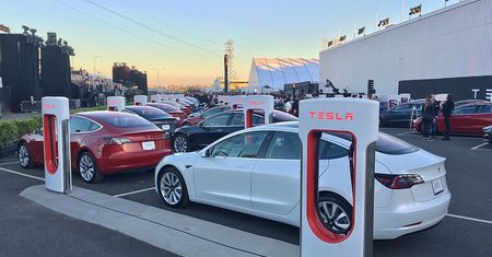 Tesla w tarapatach. 300 tys. aut do wycofania z rynku