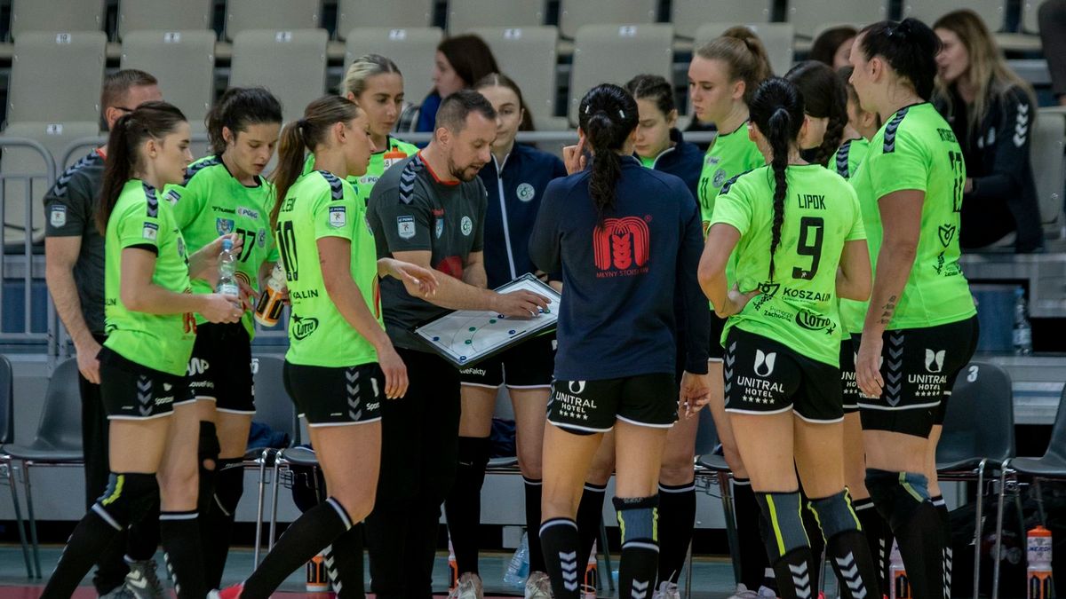 WP SportoweFakty / Marcin Chyła / Na zdjęciu: Jarosław Knopik i szczypiornistki Młyny Stoisław Koszalin