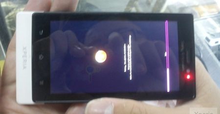 Pieprzowy Sony Ericsson pozuje do (mało ostrych) zdjęć