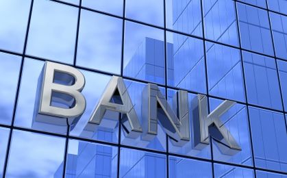 Odłożyliśmy więcej pieniędzy w bankach. Wzrosła tez wartość kredytów