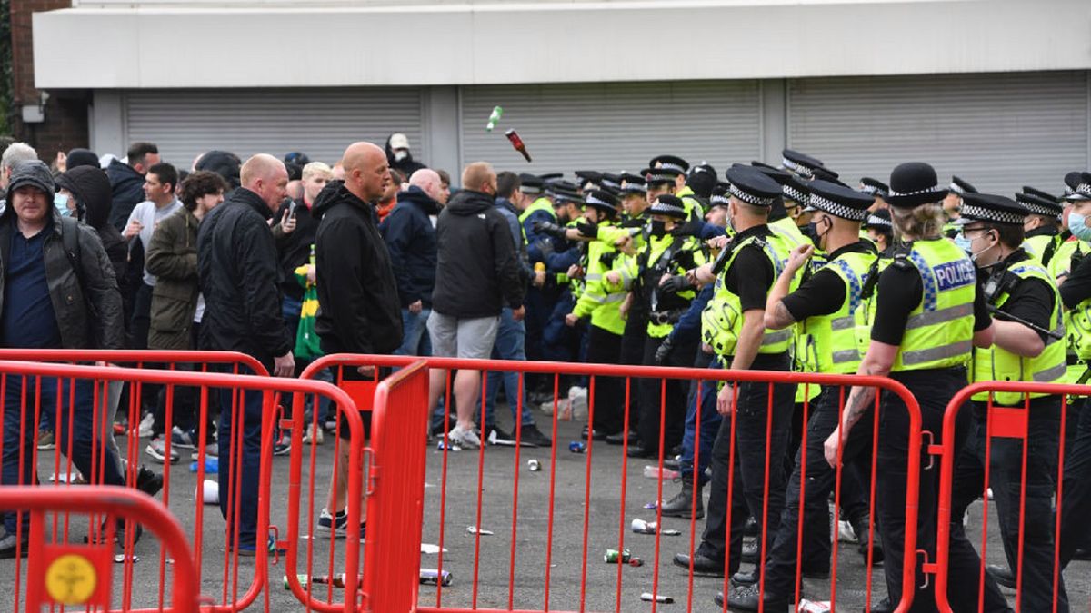 kibice protestujący przed meczem Manchester Uniter - Liverpool