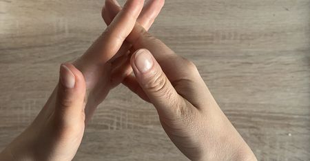 Zapleć dłonie i wpatruj się w palce. Nie uwierzysz własnym oczom