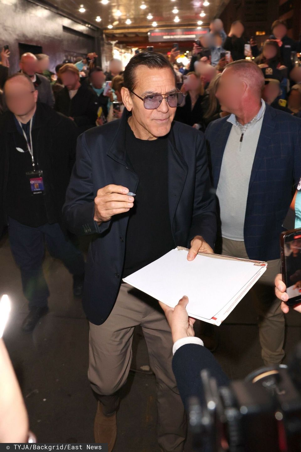 George Clooney rozdaje autografy w nowej fryzurze