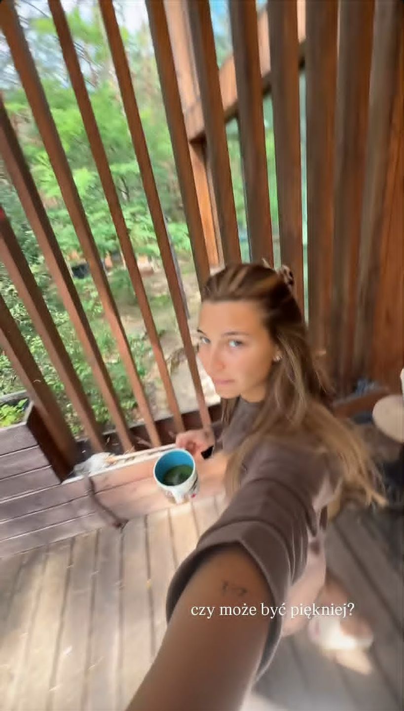 Julia Wieniawa pozdrawia z leśnej chatki