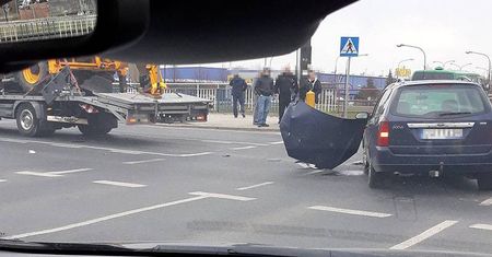 Zderzenie forda z lawetą na rondzie przy Makro. Są utrudnienia w ruchu