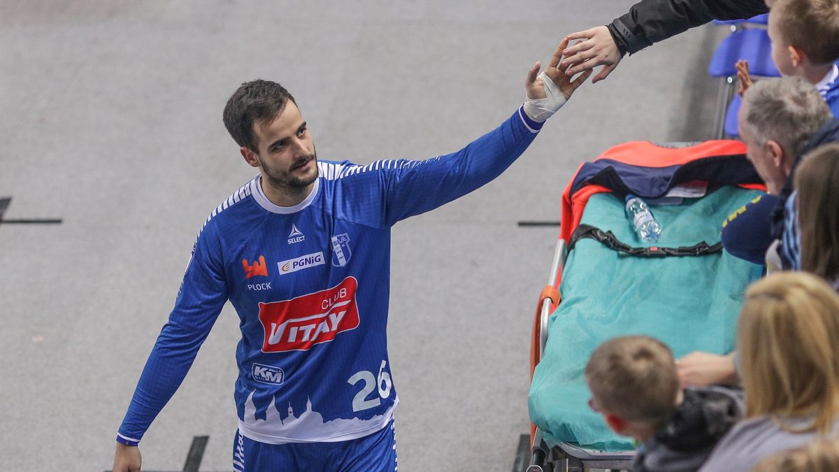 WP SportoweFakty / SZYMON ŁABIŃSKI / Na zdjęciu: Marko Tarabochia dziękuje kibicom Wisły