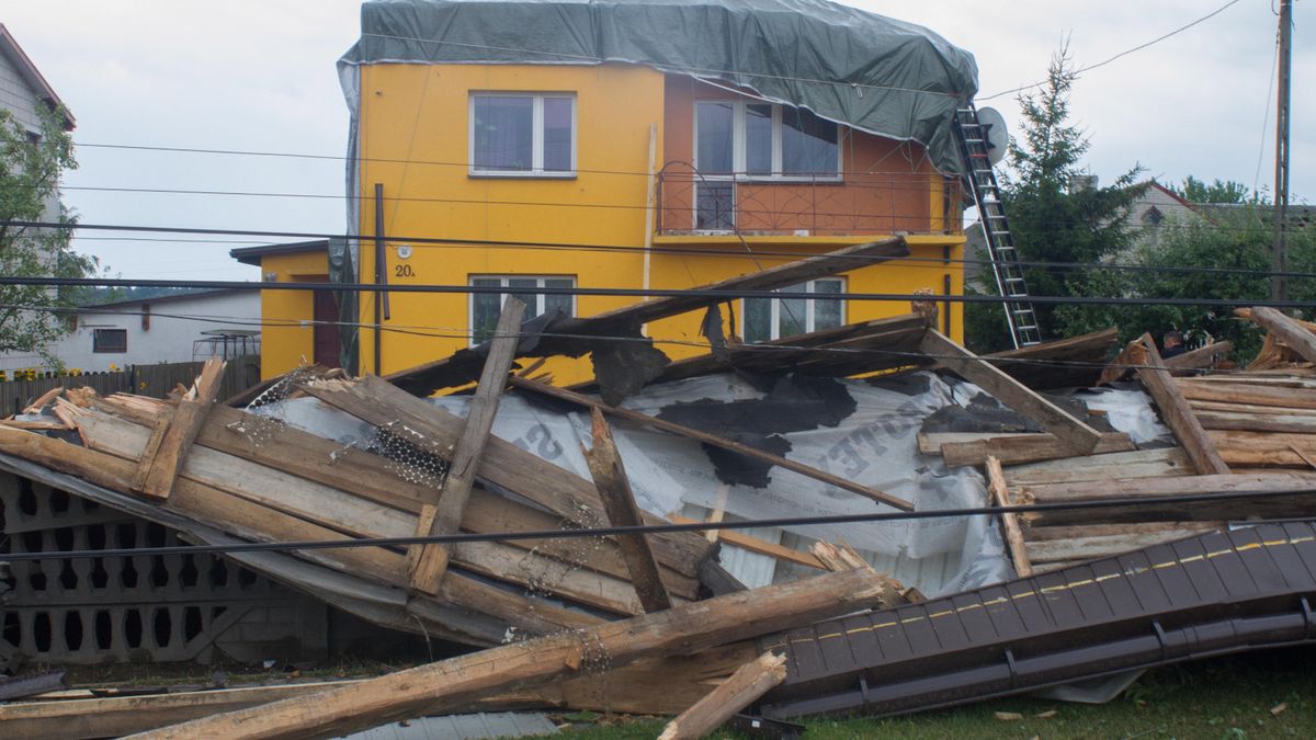 Skutki gwałtownej burzy jaka przeszła nad miejscowością Sarnówek Duży