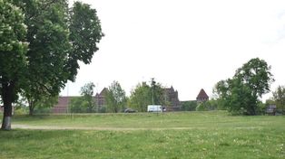 Malbork: Działka z widokiem na zamek nadal czeka na kupca