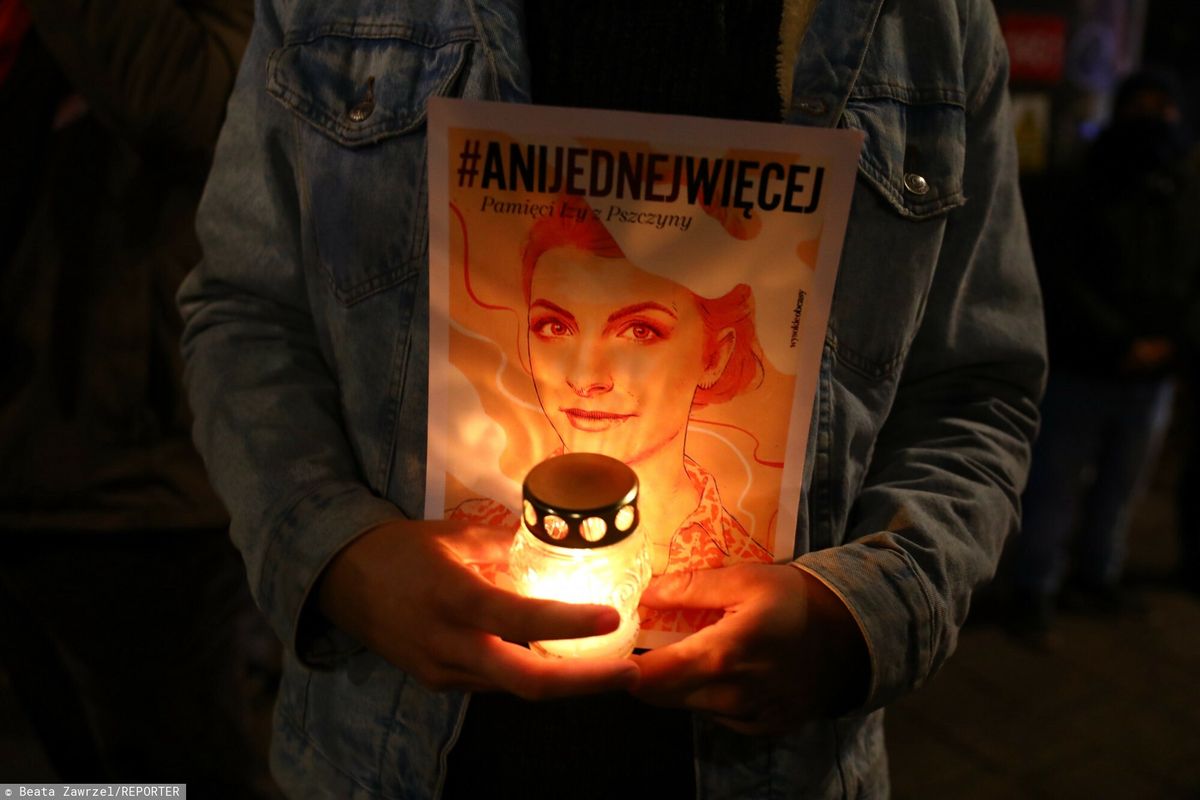 Aborcja dla Polek. Władze Holandii chcą pomóc. Na zdjęciu krakowski protest #AniJednejWięcej po tragicznych wydarzeniach z Pszczyny 