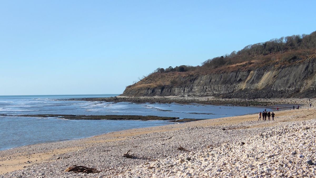 Plaża otoczona jest stromymi zboczami 