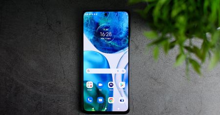 Dobry telefon, ale czy warto go kupić? Recenzja moto g52