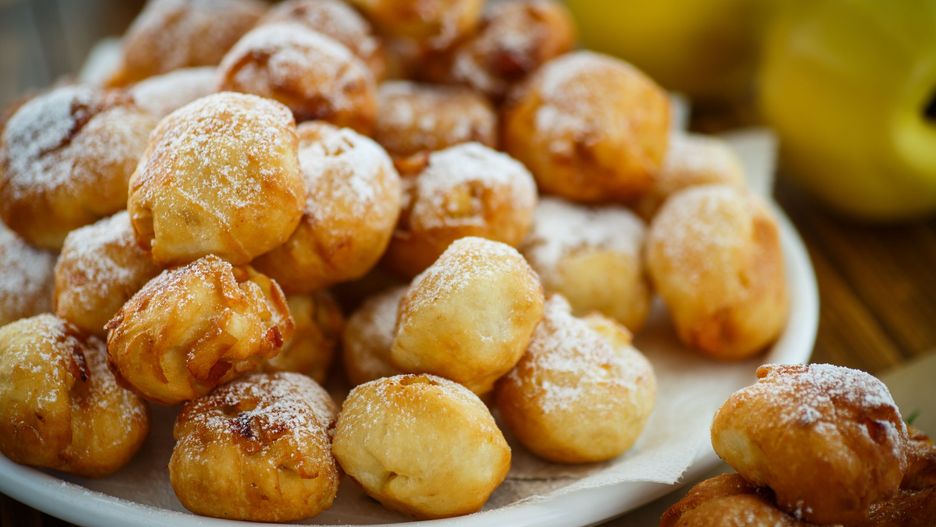 Szybkie pączki z pięciu składników. Bez drożdży i wyrabiania ciasta