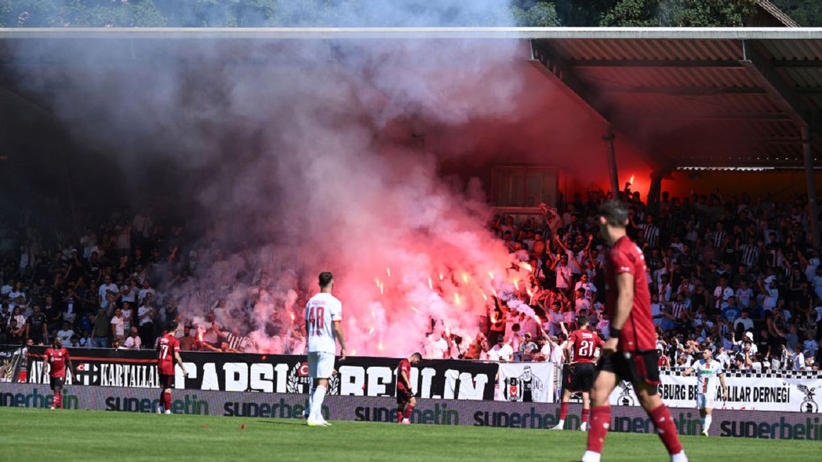 Zdjęcie okładkowe artykułu: Getty Images / Dursun Aydemir/Anadolu Agency / Na zdjęciu: kibice przerwali mecz Besiktas - Augsburg