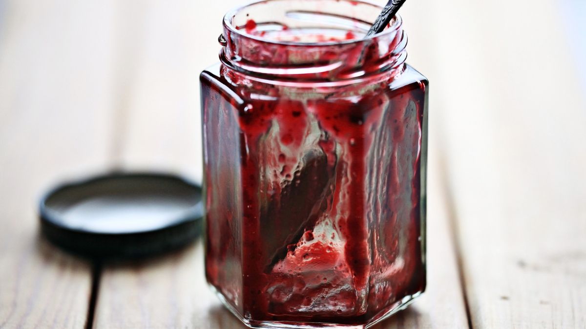 Dżem ze słoiczka się skończył? Wykorzystaj resztki do zrobienia pysznego sosu