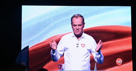 Tusk w TVP. Uwagę przykuł jeden szczegół