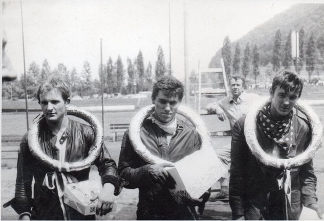 Ostatnie zawody z cyklu Mistrzostw Czechosłowacji Juniorów, Koprzywnica, lipiec 1975. Stoją od lewej: Lubomir Volín, Zdeno Vaculík, Stefan Eliáš.