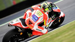 MotoGP: Andrea Iannone o włos pokonał Valentino Rossiego