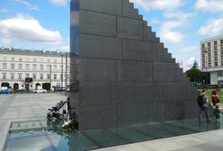 Warszawa. Akcja pod pomnikiem smoleńskim. Rysują czarne krzyże dla ofiar COVID-19