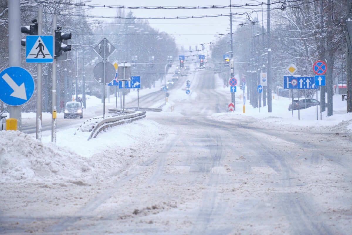 Śnieg i błoto pośniegowe zalegające na al. Kraśnickiej