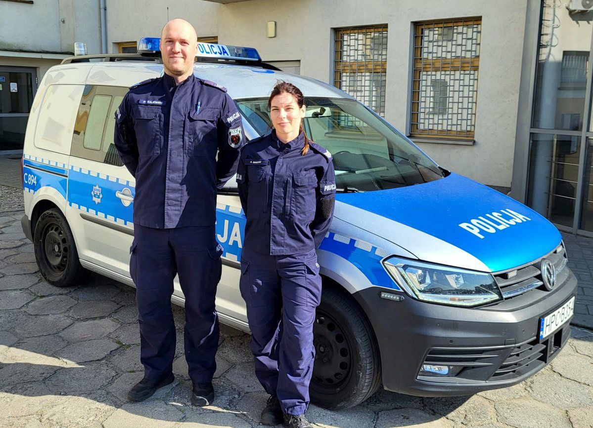 Zasłabł za kierownicą na drodze S10 w Brzozie. Pomogli mu policjanci ze Żnina
