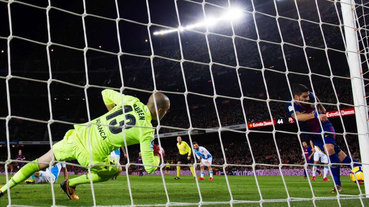 Na zdjęciu Luis Suarez próbujący zdobyć gola w meczu z Deportivo