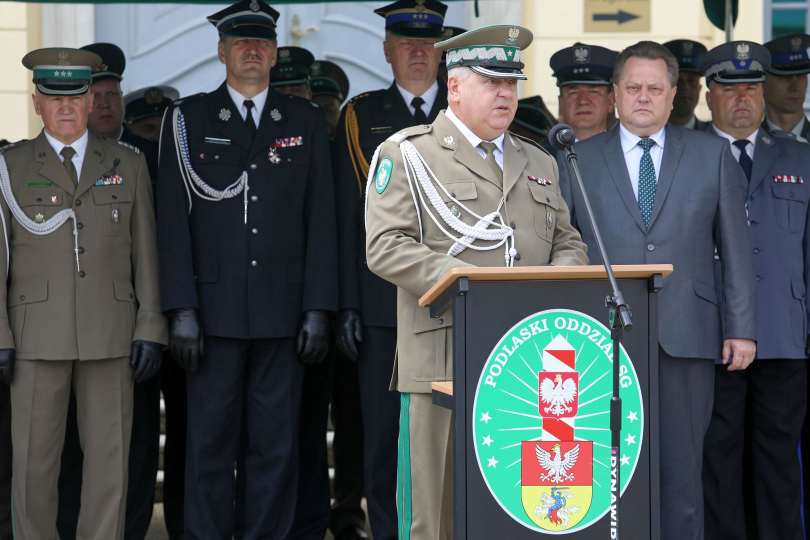 Tajemnica odwołania komendanta. Naruszył układ polityków?