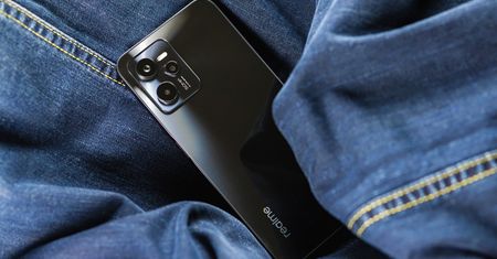 Z tyłu liceum, z przodu muzeum, a w środku? Test realme C35