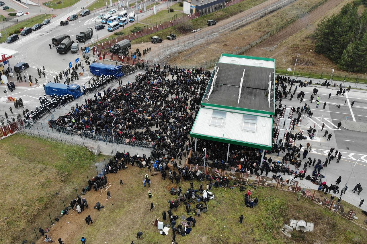 Tymczasem nie zapowiada się, by sytuacja na granicy miała się uspokoić. Migranci gromadzą się na przejściu Kuźnica-Bruzgi (Photo by Leonid Shcheglov\TASS via Getty Images)