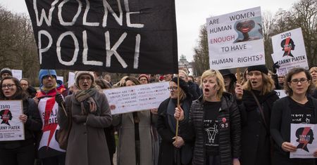 Brytyjska prasa pisze o obietnicach Tuska. "Nowy rząd oszukał Polki?"